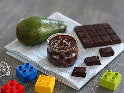 Pocillos de chocolate y aguacate