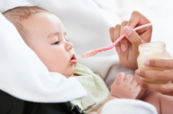 Quand commencer la diversification alimentaire de bébé ?